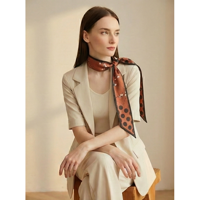 Kadın Siyah Çiçek Puantiye Modern Geometrik Desenli Fular– Ofis ve Günlük Stil – Şık Hediye Seçeneği