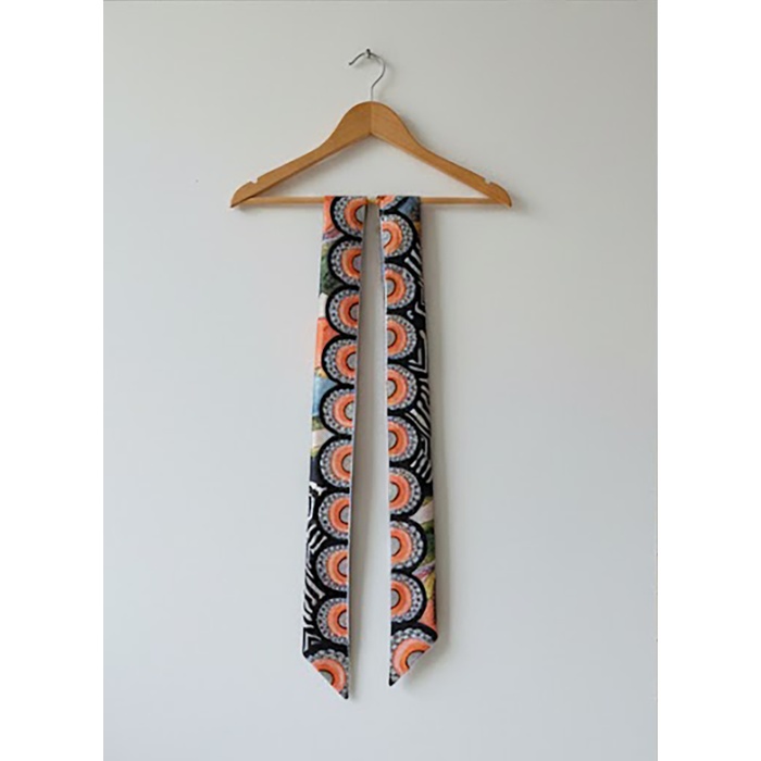 Fular Renkli Saten Geometrik Desenli Fular Zarif ve Canlı Tasarım – Günlük & Ofis, Hediye Edilebilir