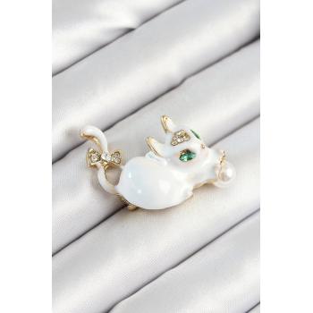 BFS Zirkon Taşlı İnci Detaylı Beyaz 3D Kedi Figürlü Gold Renk Kadın Broş