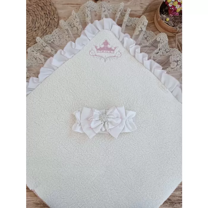 Yenidoğan Wool Yün Kumaş Taç Nakışlı Güpür Duvaklı Fiyonk Prizma Taş Unisex Kundak Bebek Battaniyesi Pembe