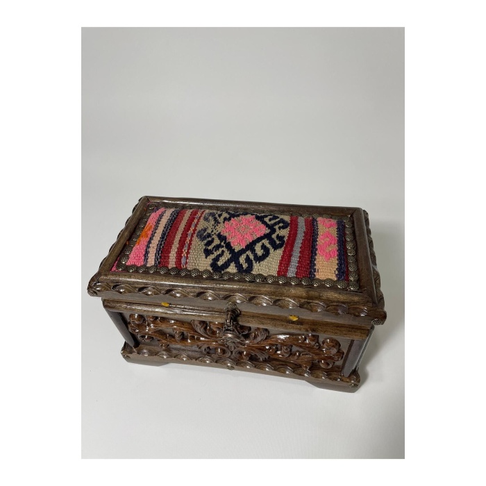 Tamamen Ceviz Ağacından Kilim Kısmı El Dokuması Ön Tarafı Oyma Desenli