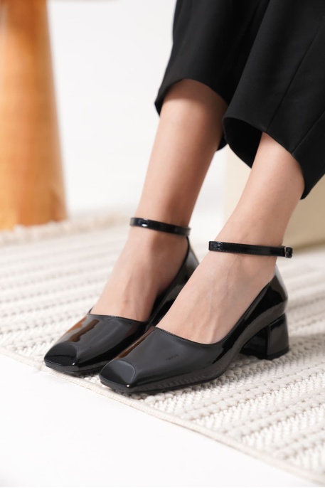 Siyah Rugan Kadın Topuklu Ayakkabı TR18MS16A