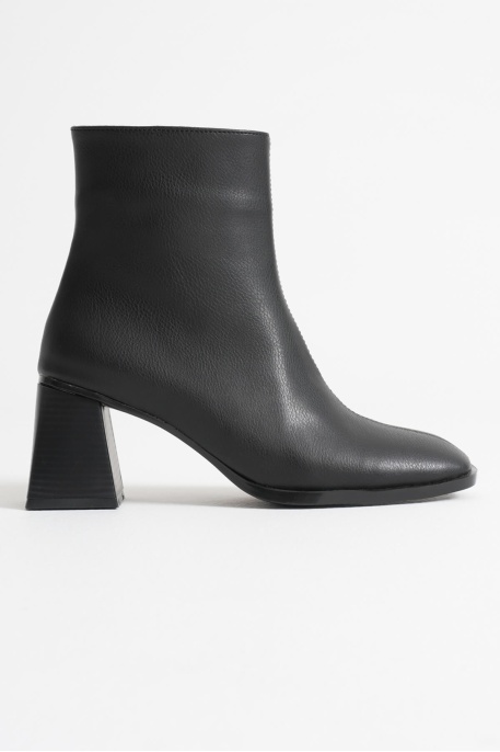 Kadın Siyah Topuklu Bot TR08MK24A