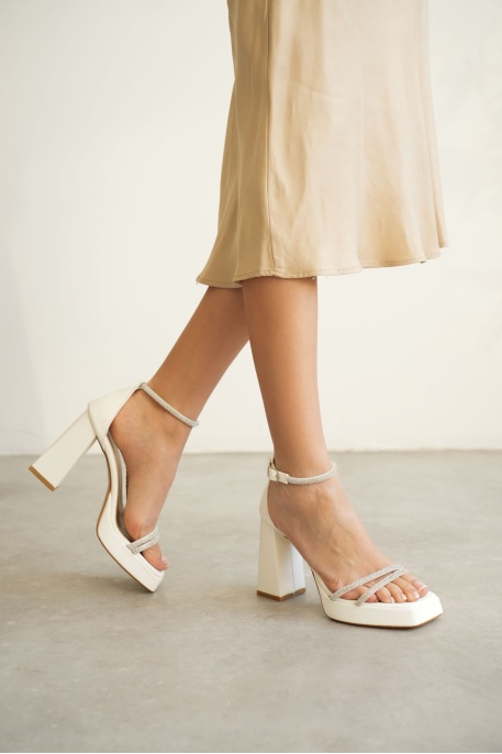 Kadın Beyaz Topuklu Sandalet TR12MY01B