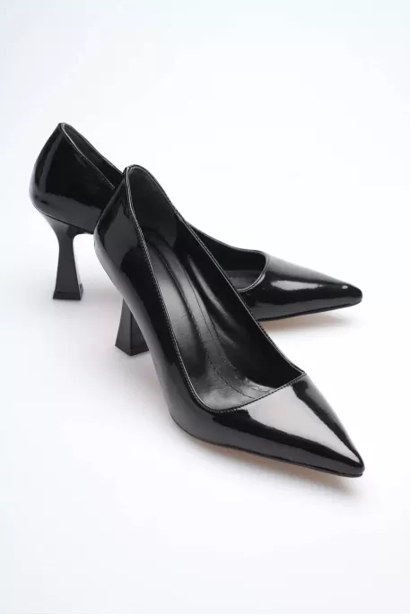 Siyah Rugan Sivri Burun Orta Topuklu Kadın Stiletto TR20MS02E