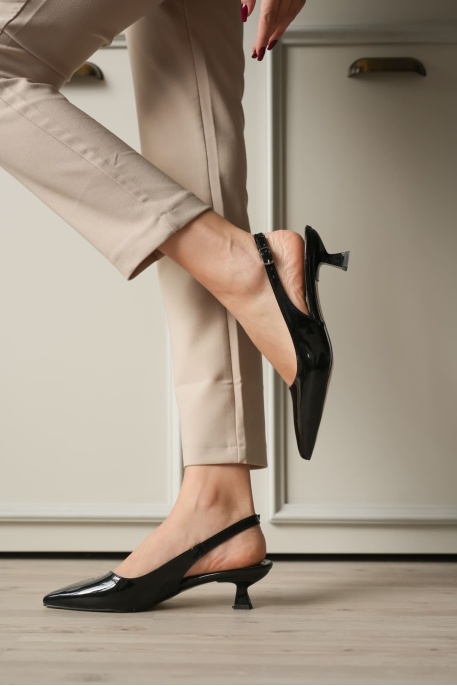 Kadın Siyah Rugan Sivri Burun Slingback Kısa Topuklu Ayakkabı TR20MS04E