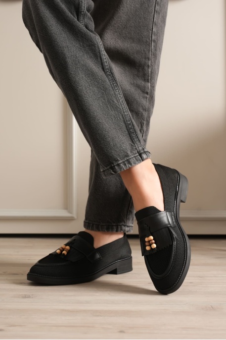 Kadın Siyah Boncuk Püsküllü Günlük Kısa Topuklu Ayakkabı TR30MS01A