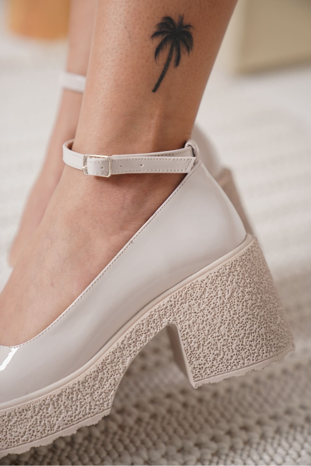 Kadın Bej Rugan Bilekten Baretli Günlük Ayakkabı TR06MS01B