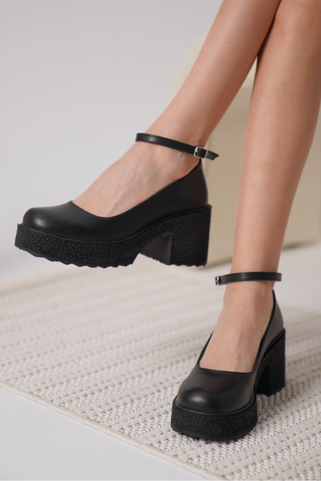 Kadın Siyah Bilekten Baretli Günlük Ayakkabı TR06MS01C