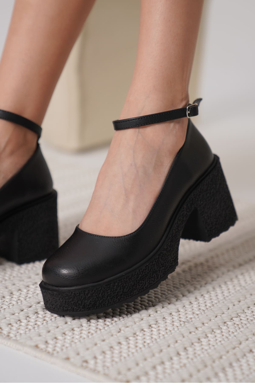 Kadın Siyah Bilekten Baretli Günlük Ayakkabı TR06MS01C