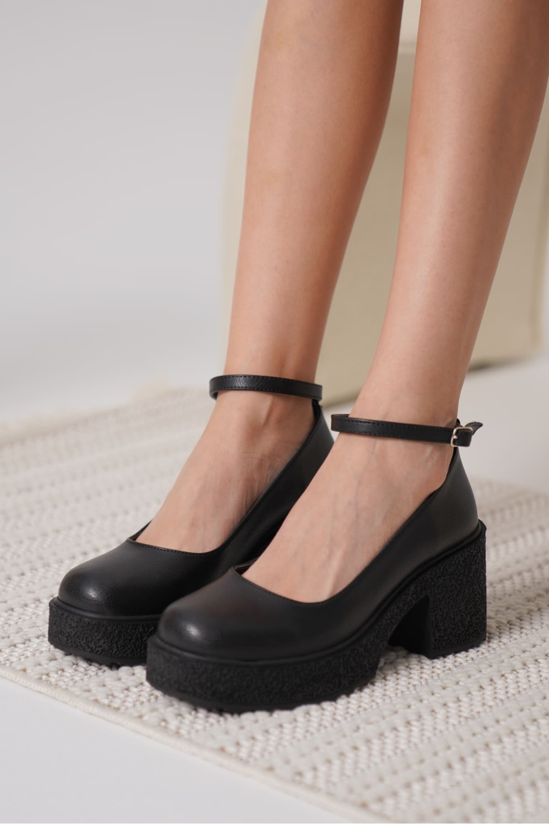 Kadın Siyah Bilekten Baretli Günlük Ayakkabı TR06MS01C