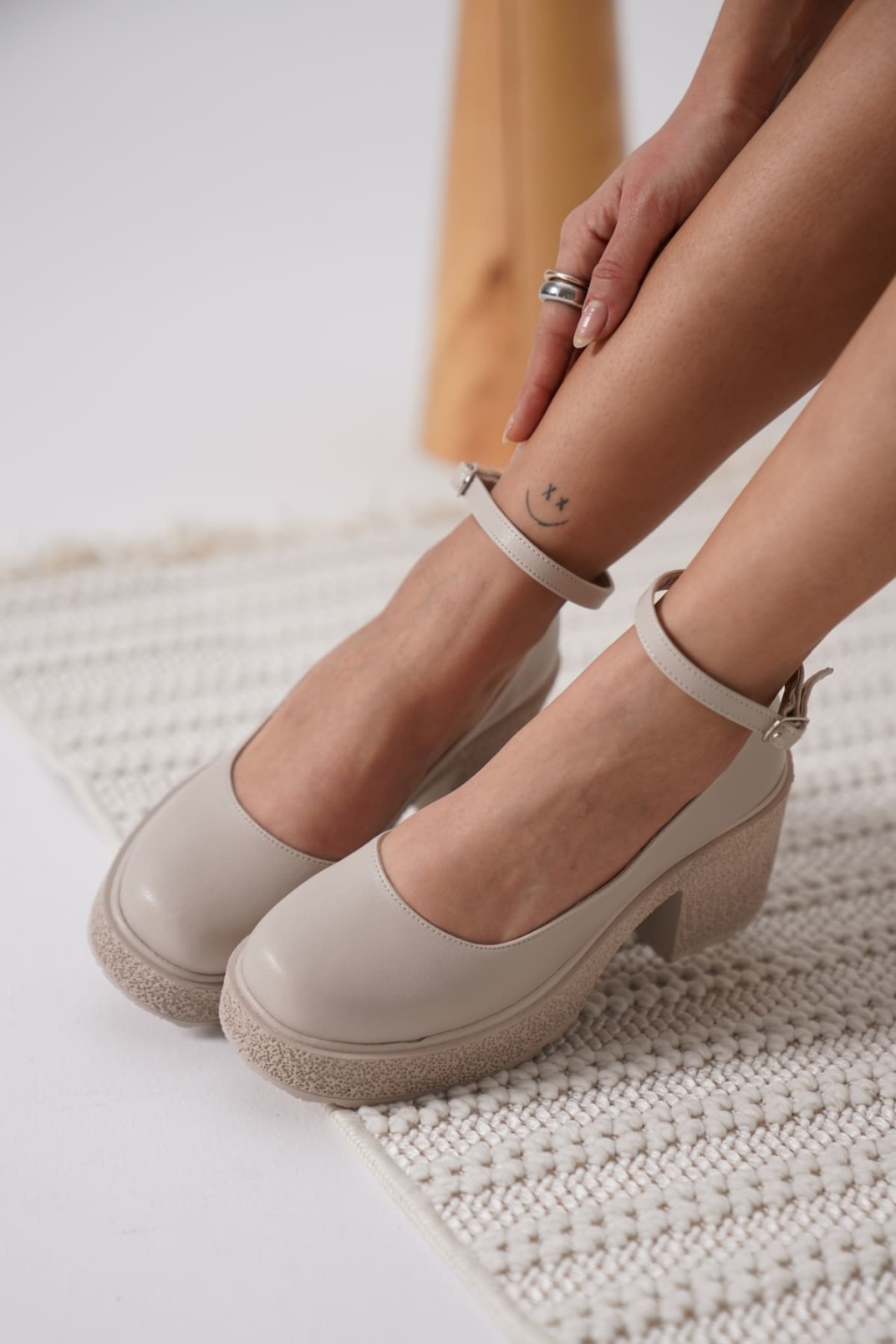 Kadın Bej Bilekten Baretli Günlük Ayakkabı TR06MS01D