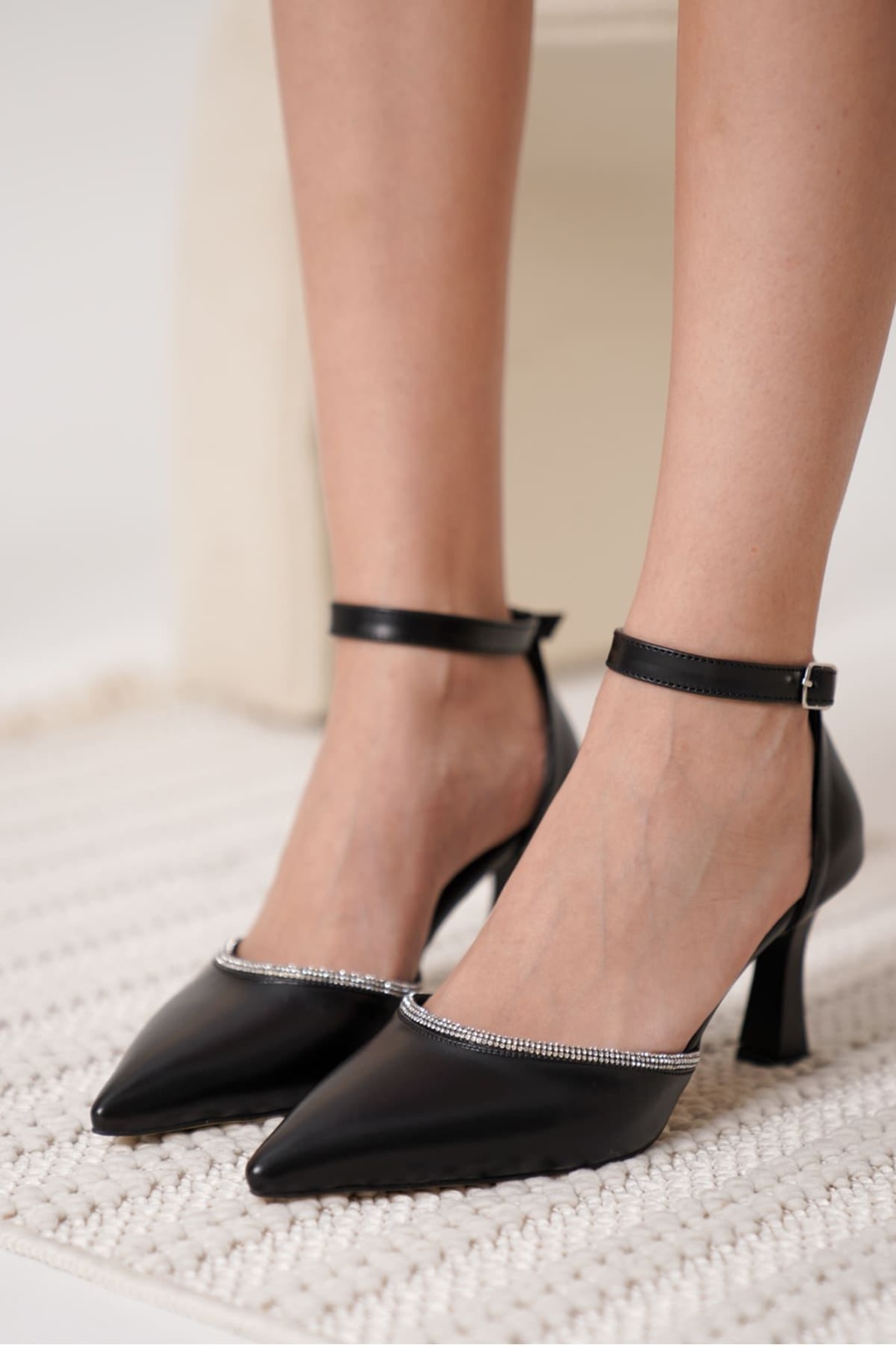 Taşlı Kadın Siyah Topuklu Ayakkabı TR12MS02A