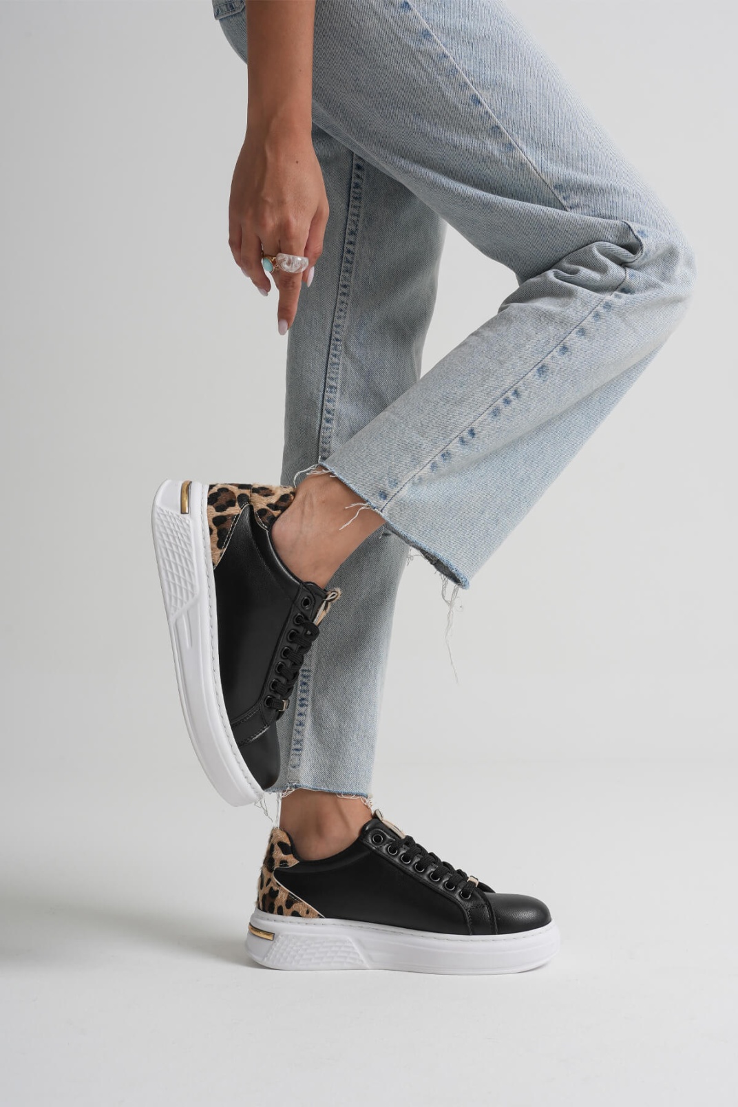 Leopar Detaylı Siyah Kadın Spor Ayakkabı TR01MS03A