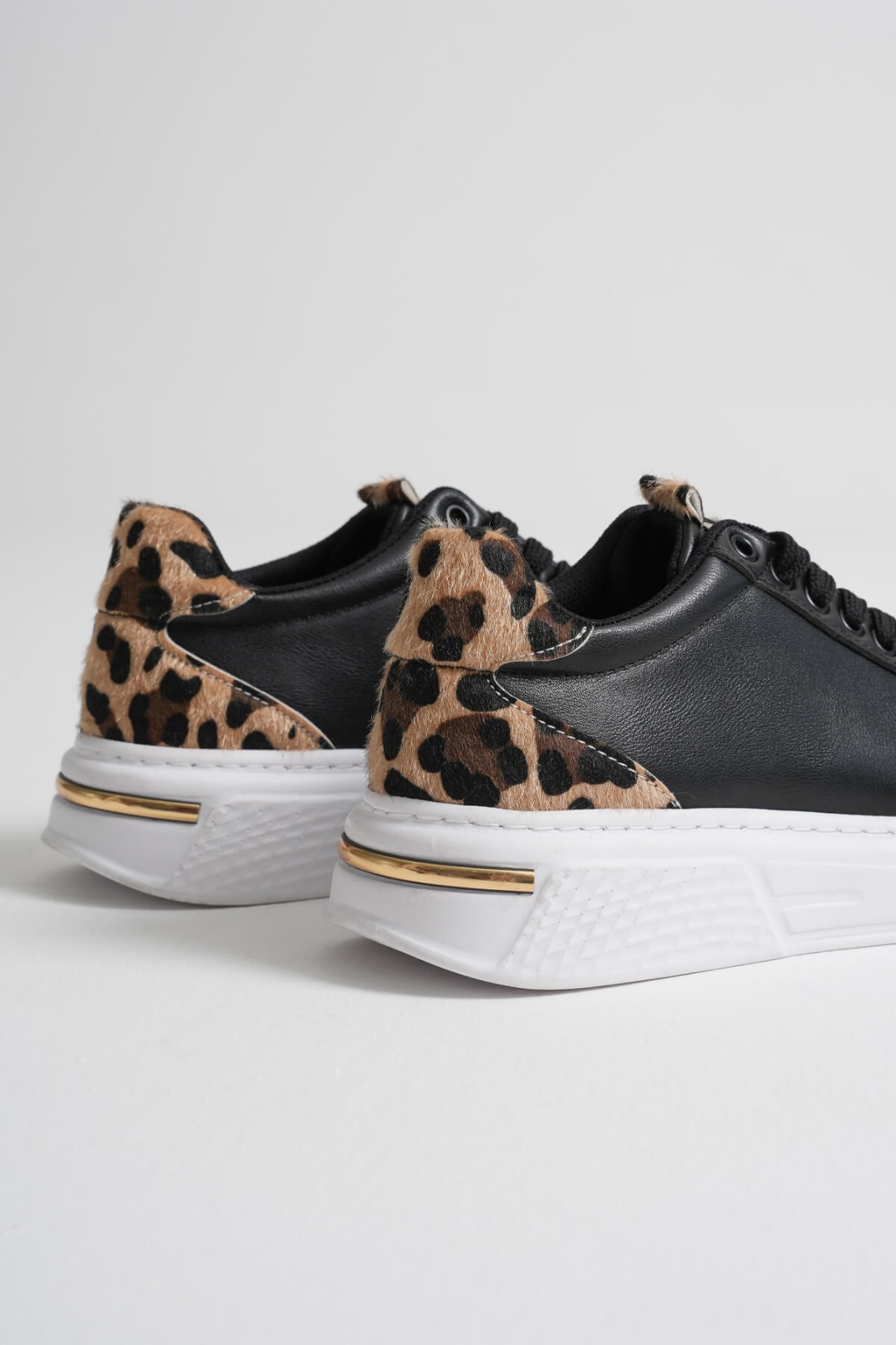 Leopar Detaylı Siyah Kadın Spor Ayakkabı TR01MS03A