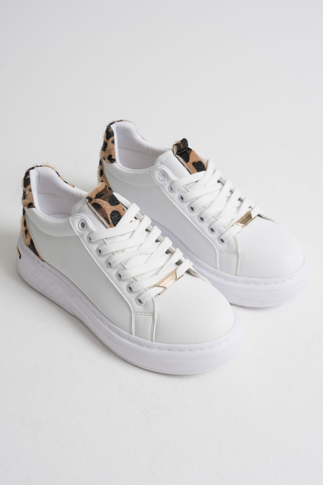 Leopar Detaylı Beyaz Kadın Spor Ayakkabı TR01MS03C