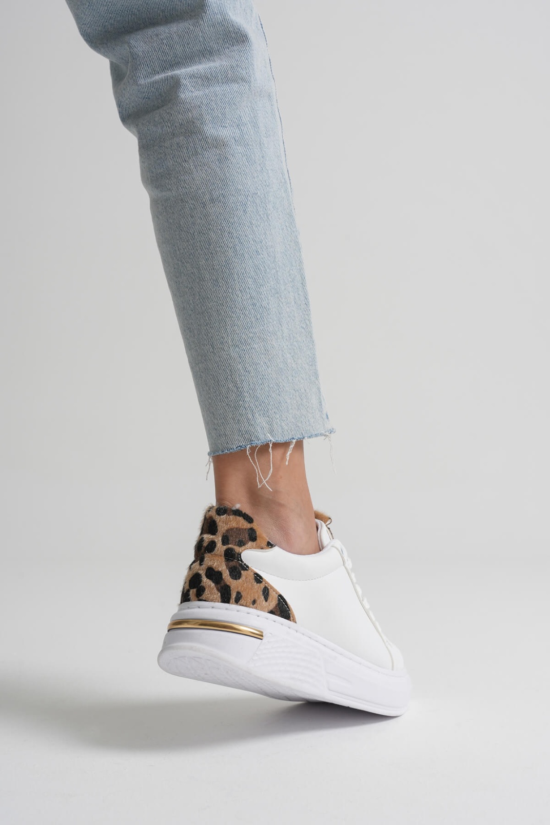 Leopar Detaylı Beyaz Kadın Spor Ayakkabı TR01MS03C