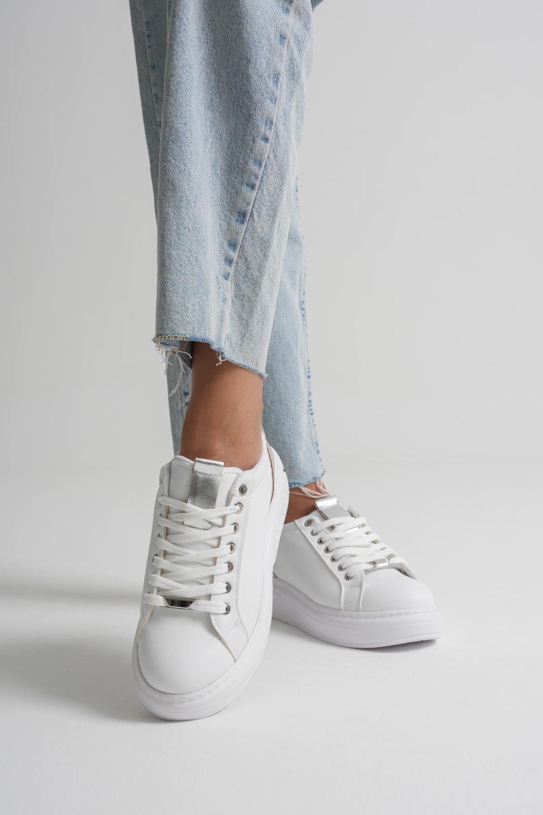 Gümüş Detaylı Beyaz Kadın Spor Ayakkabı TR01MS03D