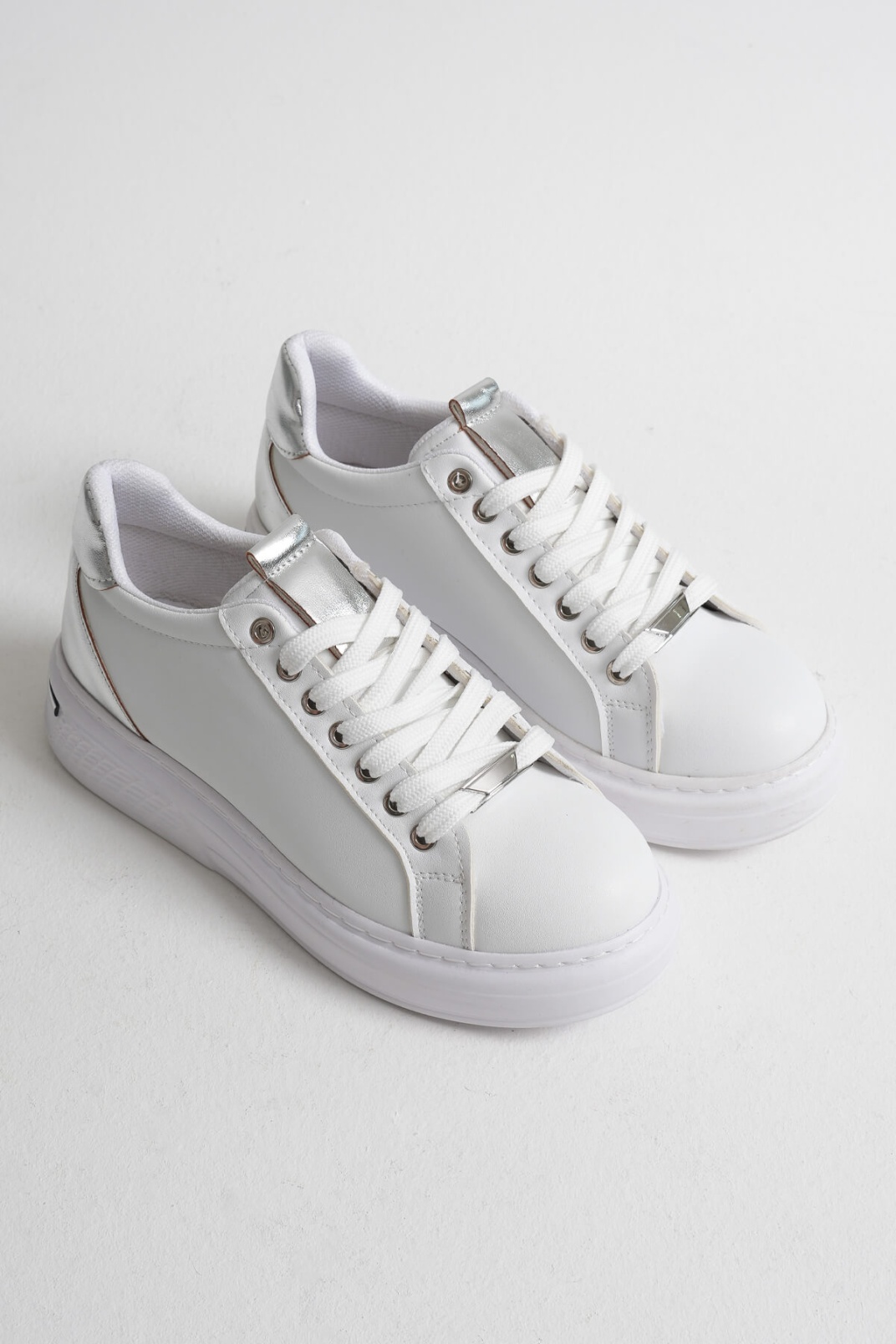 Gümüş Detaylı Beyaz Kadın Spor Ayakkabı TR01MS03D