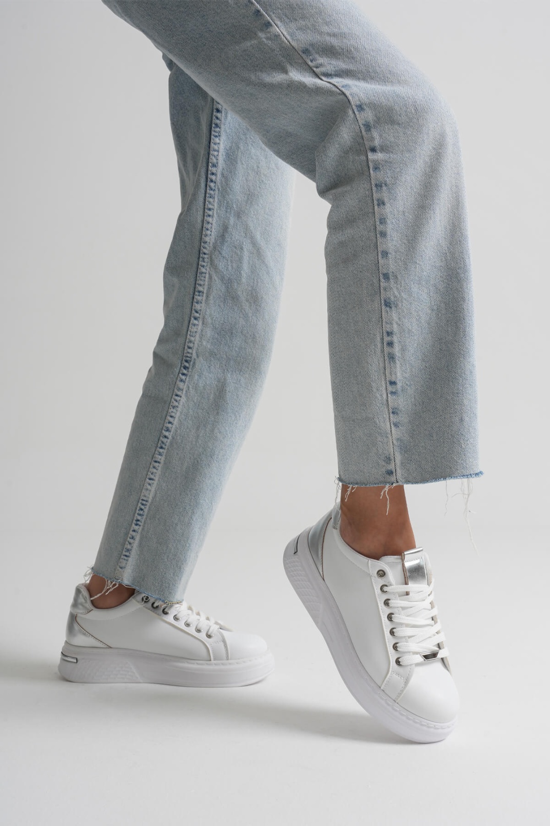 Gümüş Detaylı Beyaz Kadın Spor Ayakkabı TR01MS03D