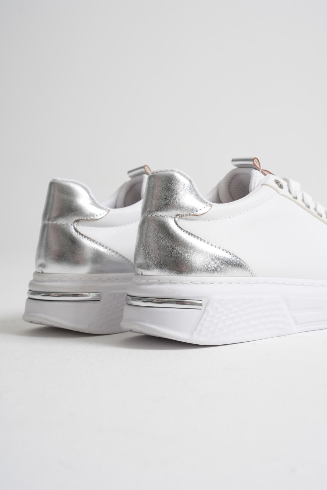 Gümüş Detaylı Beyaz Kadın Spor Ayakkabı TR01MS03D