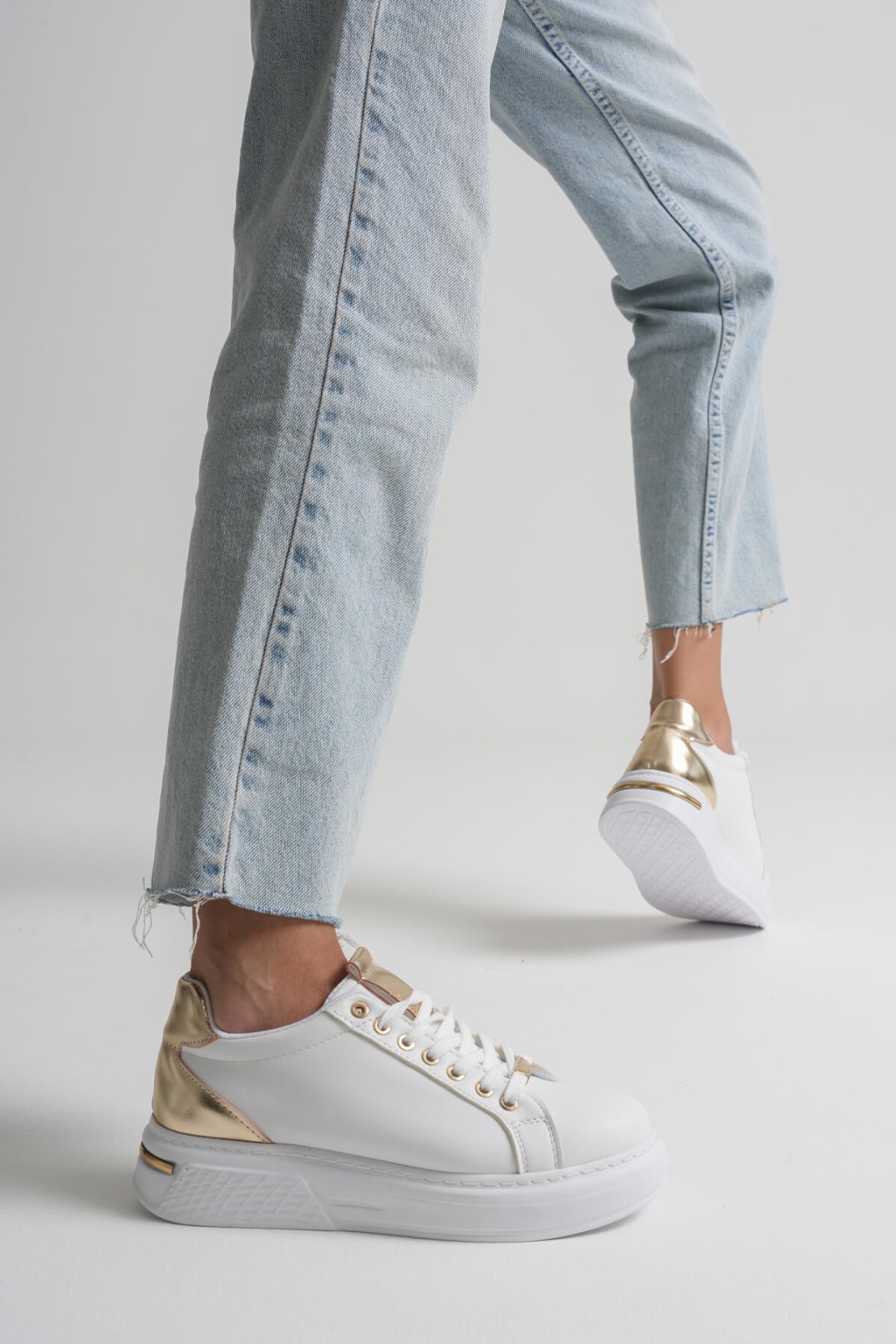 Altın Detaylı Beyaz Kadın Spor Ayakkabı TR01MS03E