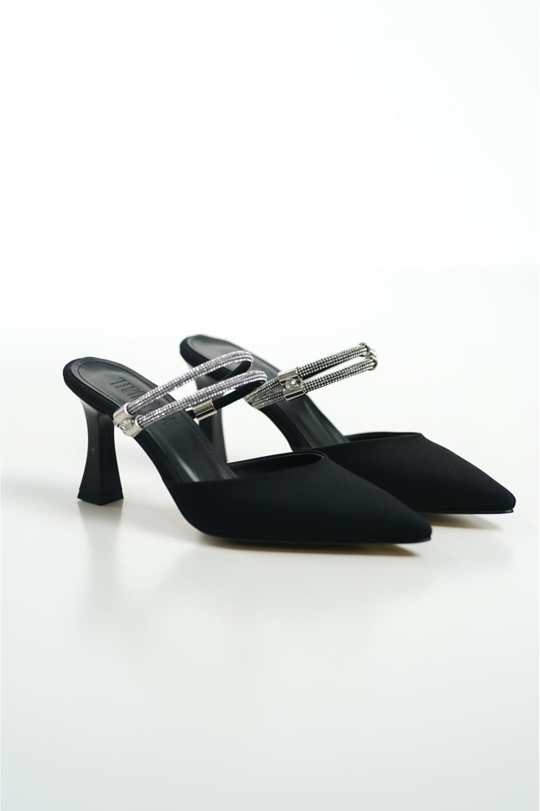 Kadın Taşlı Siyah Saten Topuklu Ayakkabı TR12MS04A