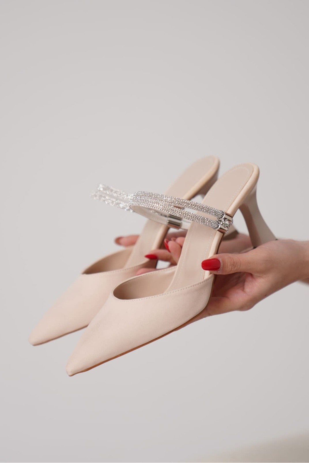 Kadın Taşlı Bej Saten Topuklu Ayakkabı TR12MS04B