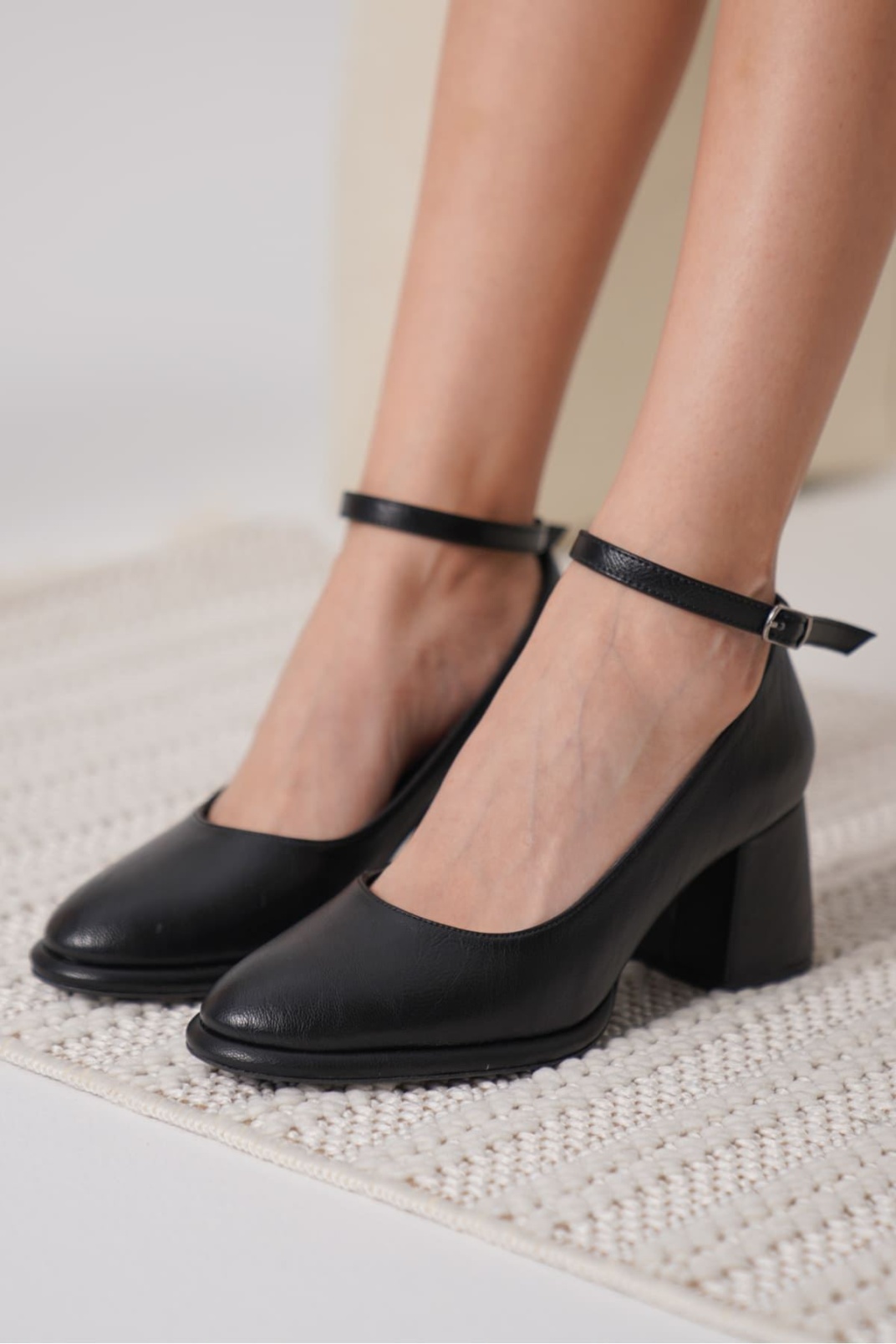 Kadın Mat Siyah Topuklu Ayakkabı TR18MS06A