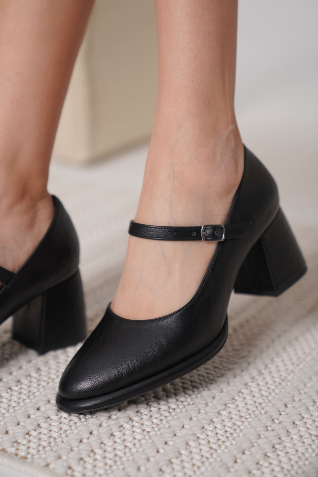 Siyah Cilt Kadın Topuklu Ayakkabı TR18MS07C