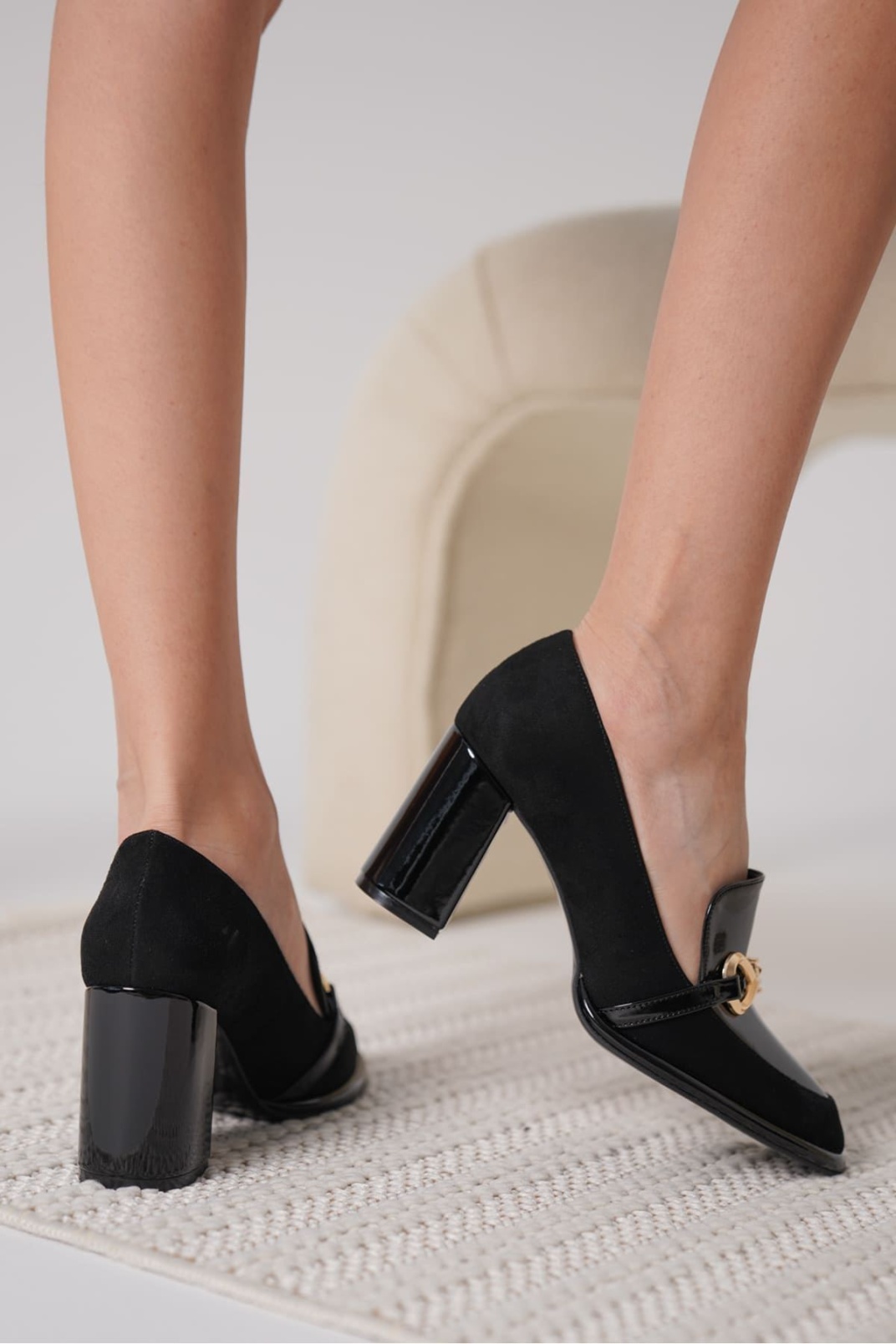 Siyah Rugan Süet Detaylı Kadın Topuklu Ayakkabı TR18MS10C