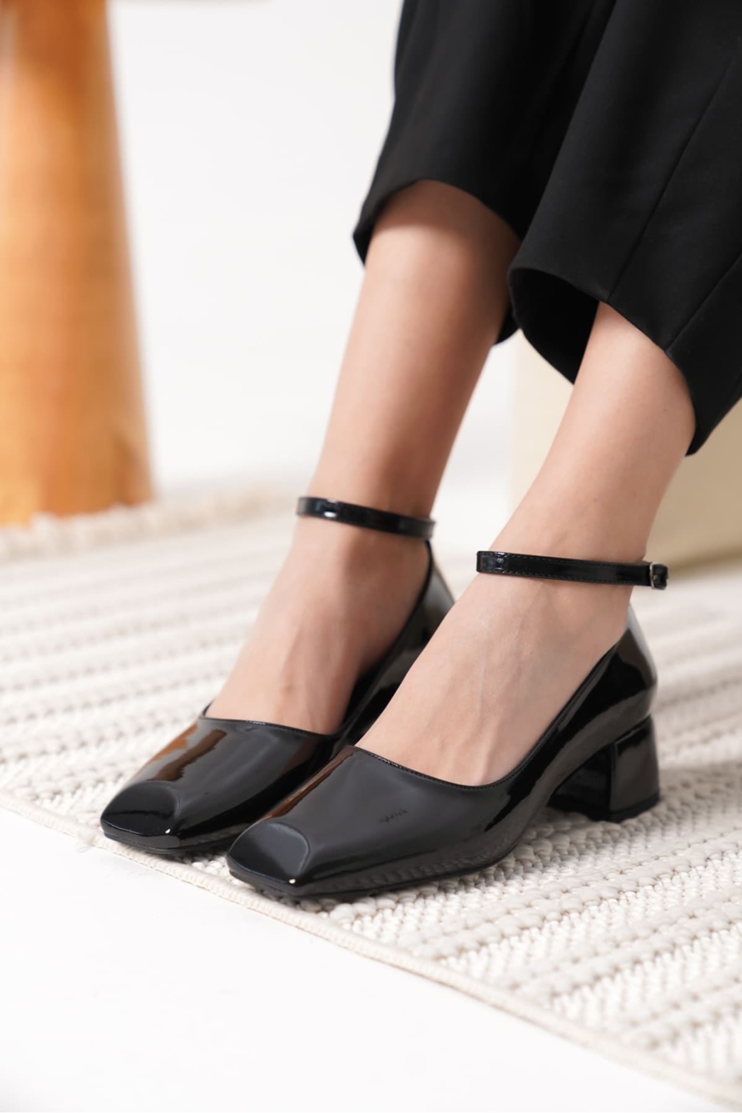 Siyah Rugan Kadın Topuklu Ayakkabı TR18MS16A