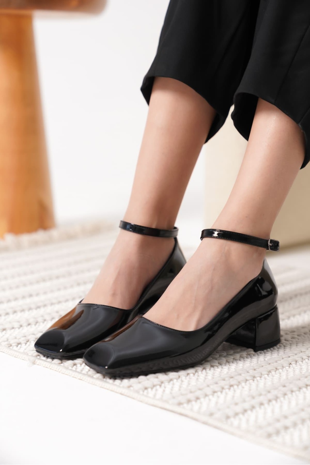 Siyah Rugan Kadın Topuklu Ayakkabı TR18MS16A