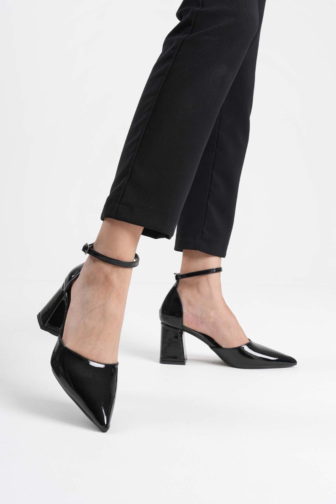 Siyah Rugan Kadın Topuklu Ayakkabı TR08MS11A