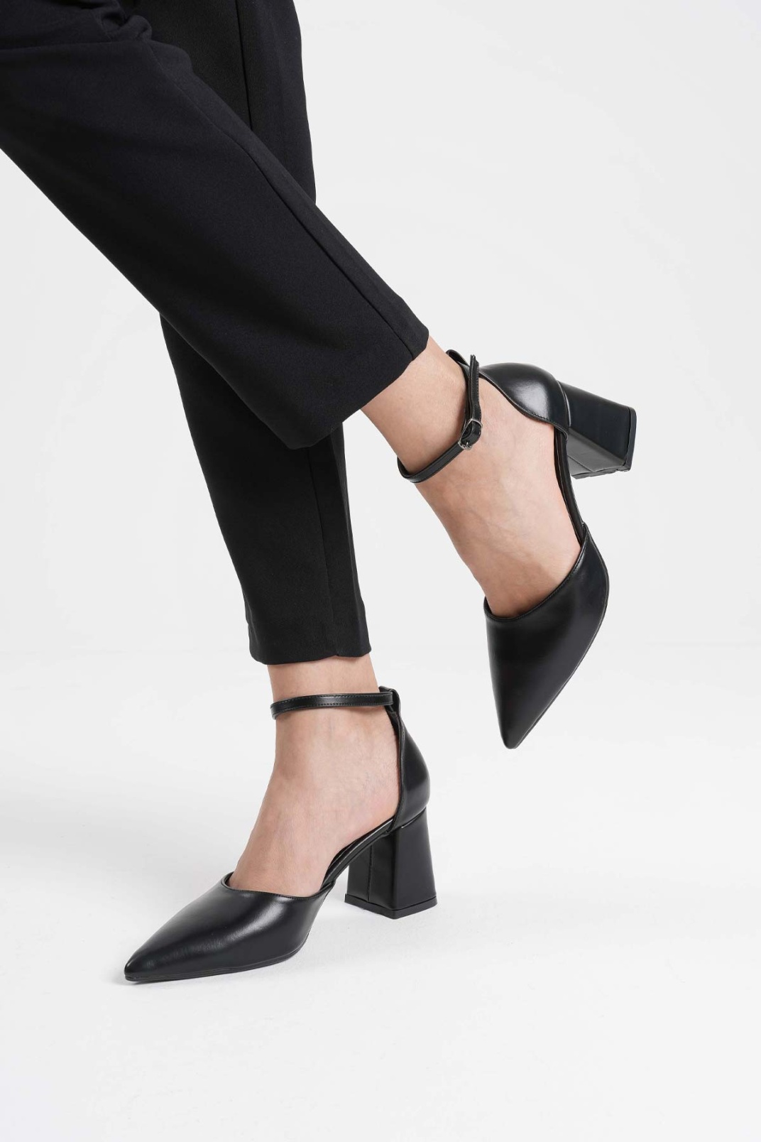 Siyah Cilt Kadın Topuklu Ayakkabı TR08MS11D