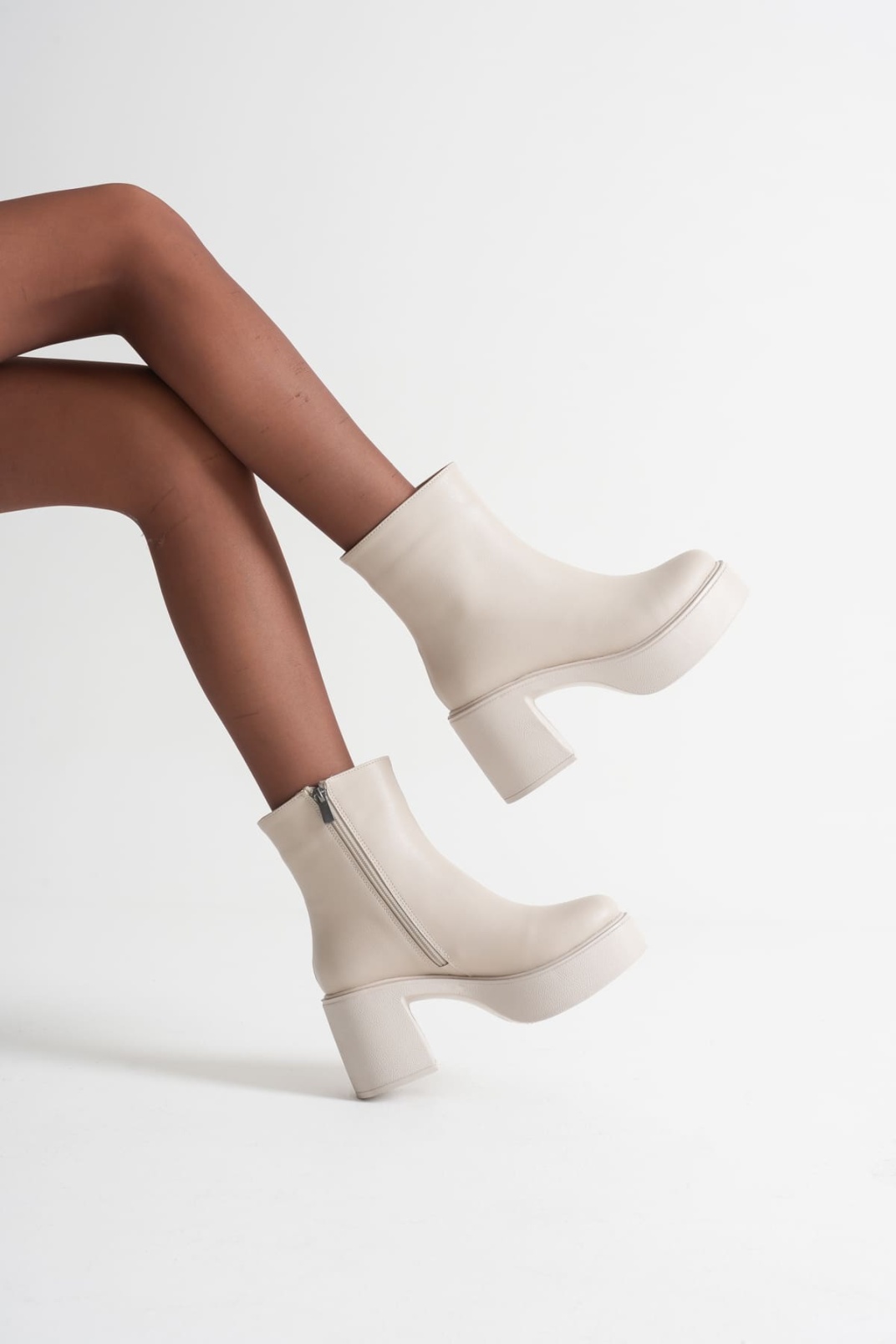 Kadın Bej Topuklu Bot TR08MK13B