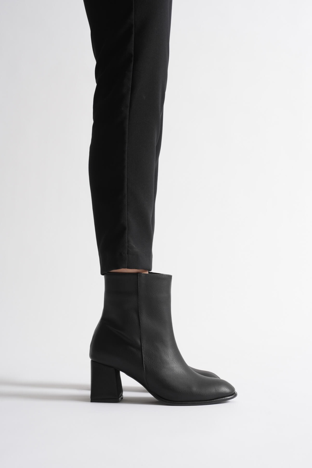 Kadın Kışlık Siyah Kalın Topuklu Bot TR12MK04A