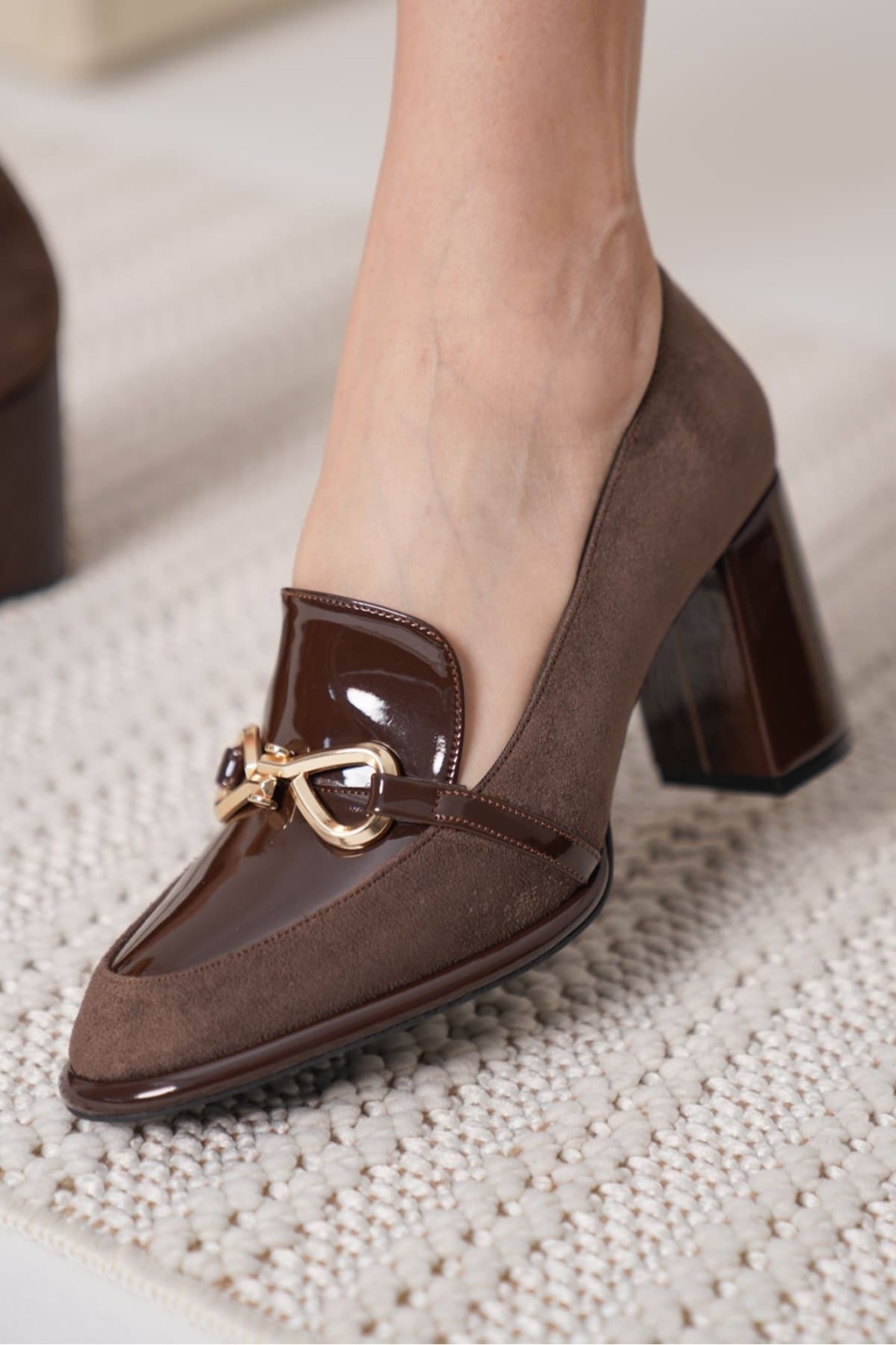 Acı Kahve Rugan Süet Detaylı Kadın Topuklu Ayakkabı TR18MS10E