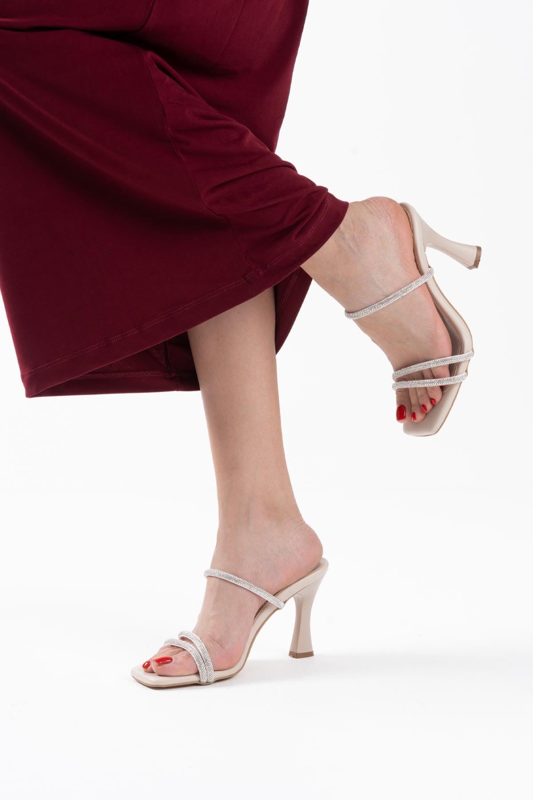 Bej Taşlı İnce Bantlı Kadın Topuklu Terlik TR20MY01C