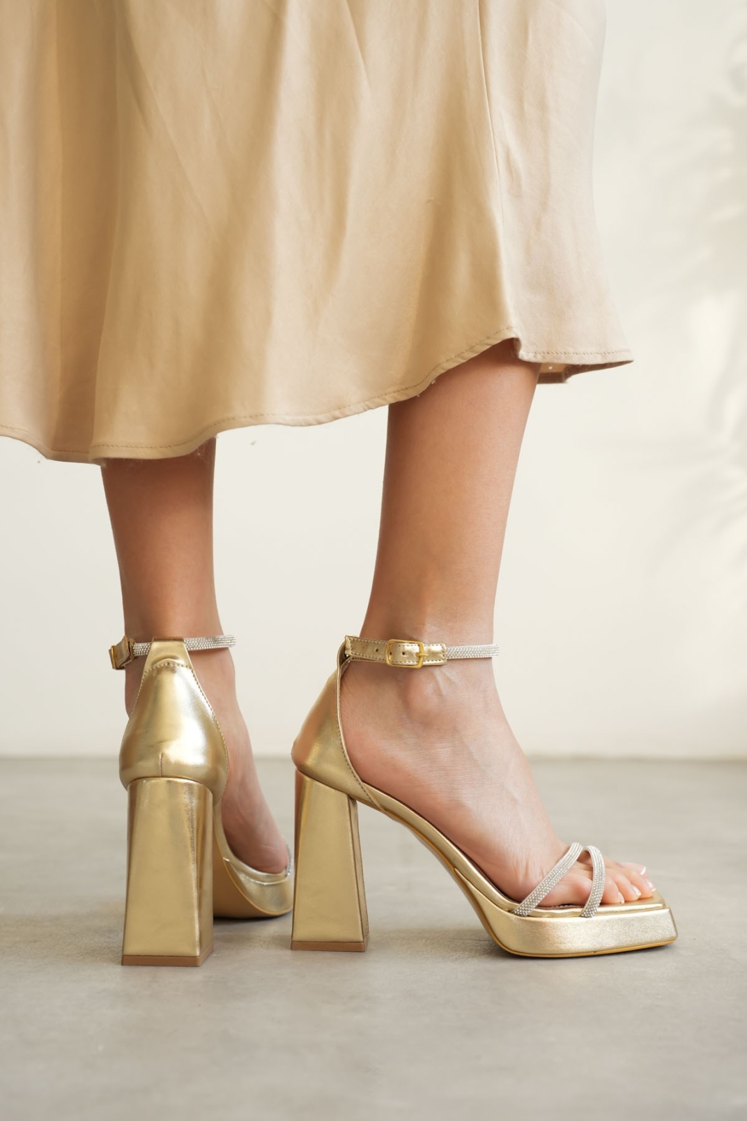 Kadın Altın Topuklu Sandalet TR12MY01F