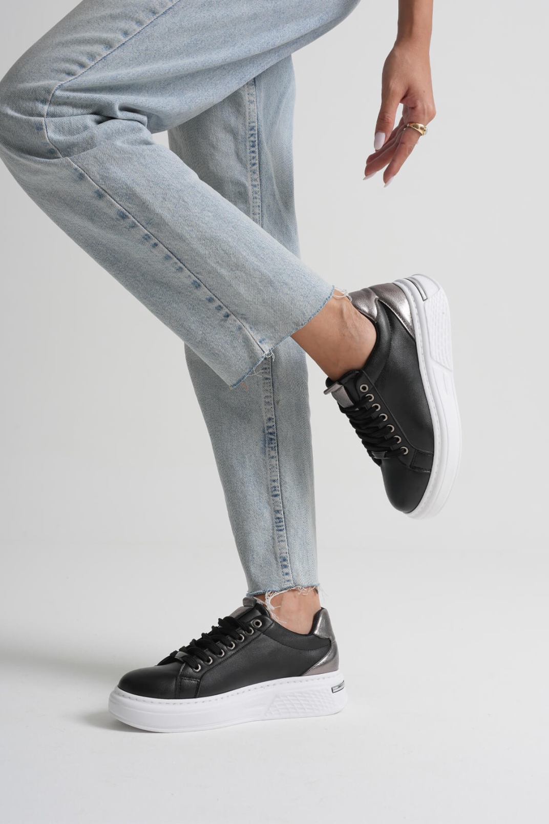 Platin Detaylı Siyah Kadın Spor Ayakkabı TR01MS03B