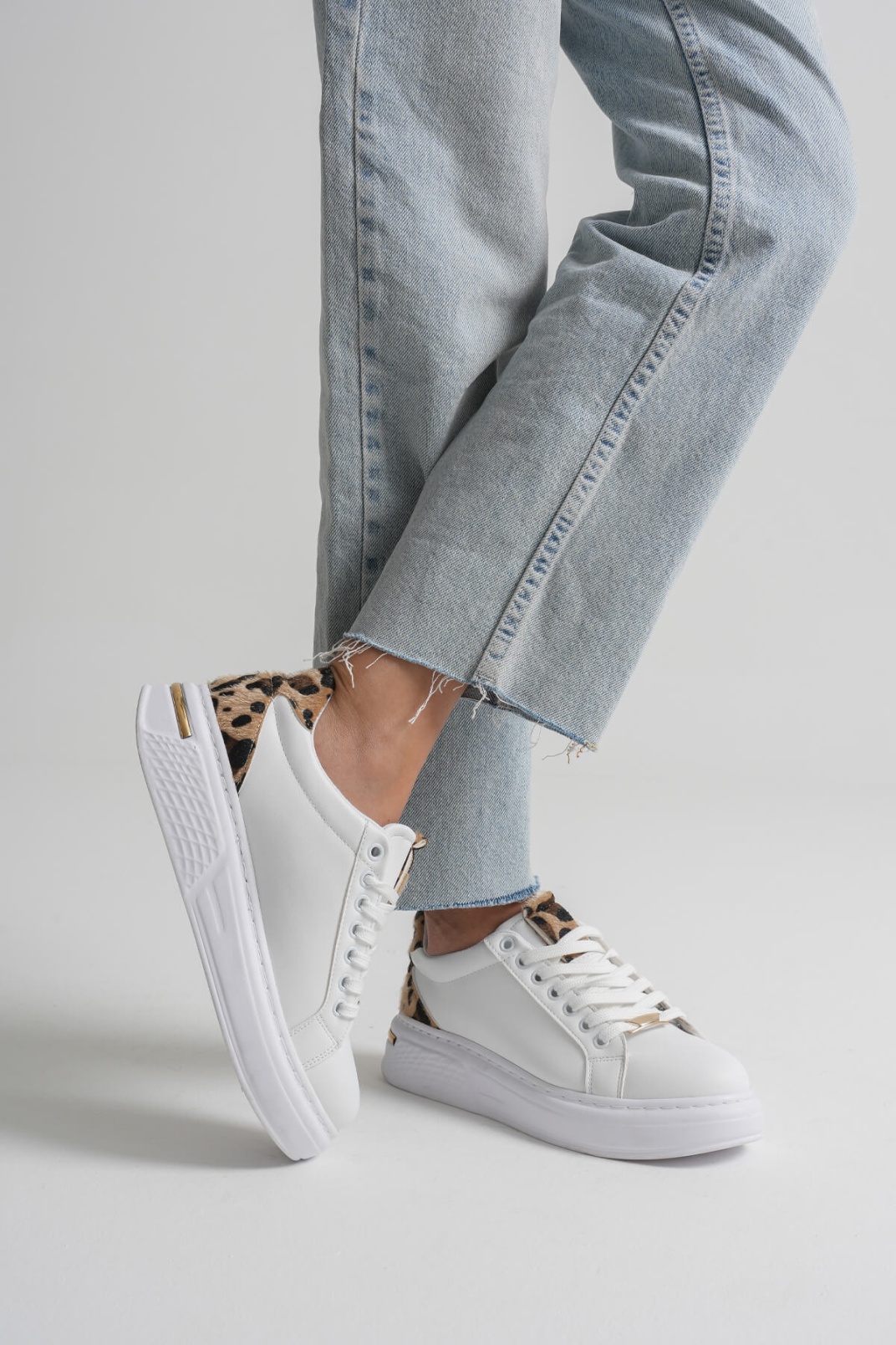 Leopar Detaylı Beyaz Kadın Spor Ayakkabı TR01MS03C
