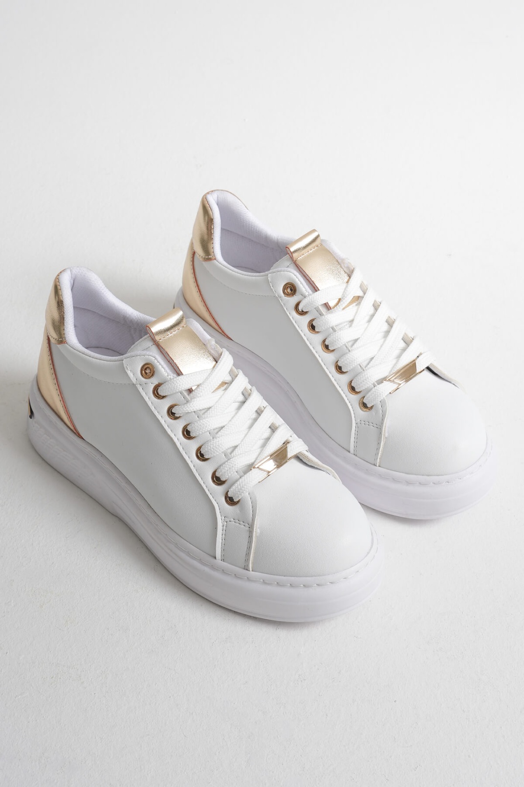 Altın Detaylı Beyaz Kadın Spor Ayakkabı TR01MS03E