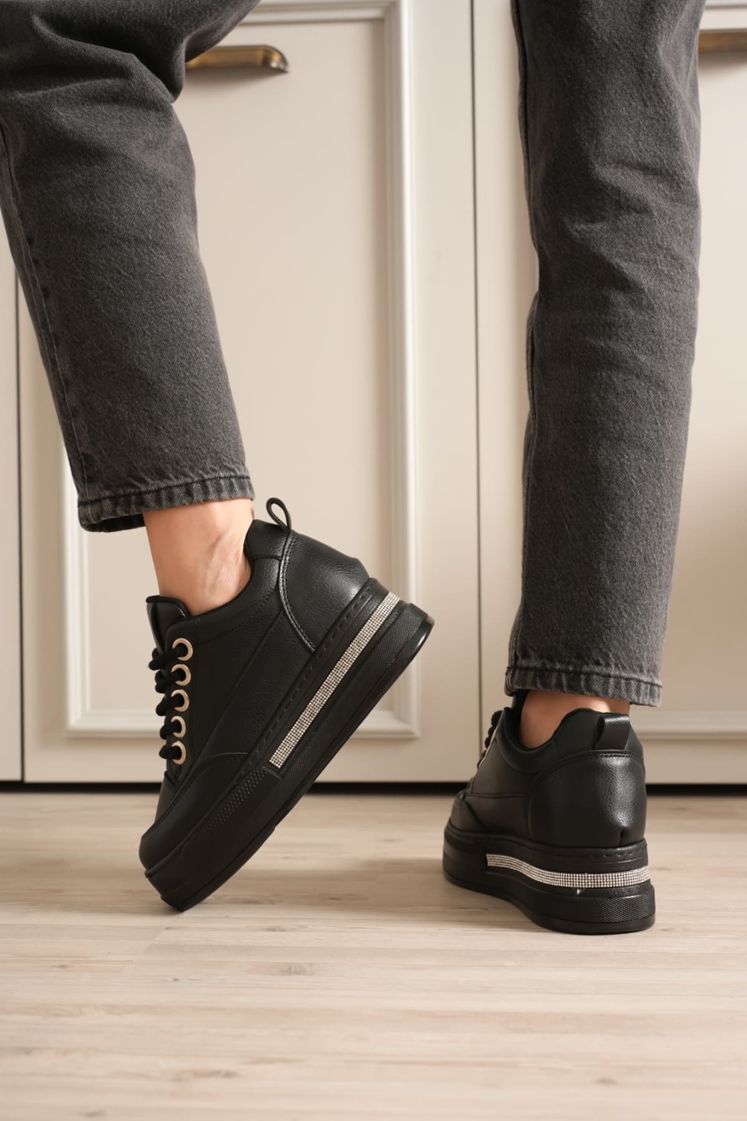 Kadın Siyah Tabanlı Siyah Gizli Topuklu Sneaker TR04MS01D