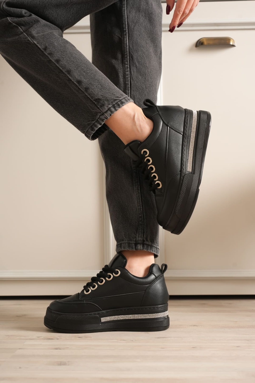 Kadın Siyah Tabanlı Siyah Gizli Topuklu Sneaker TR04MS01D