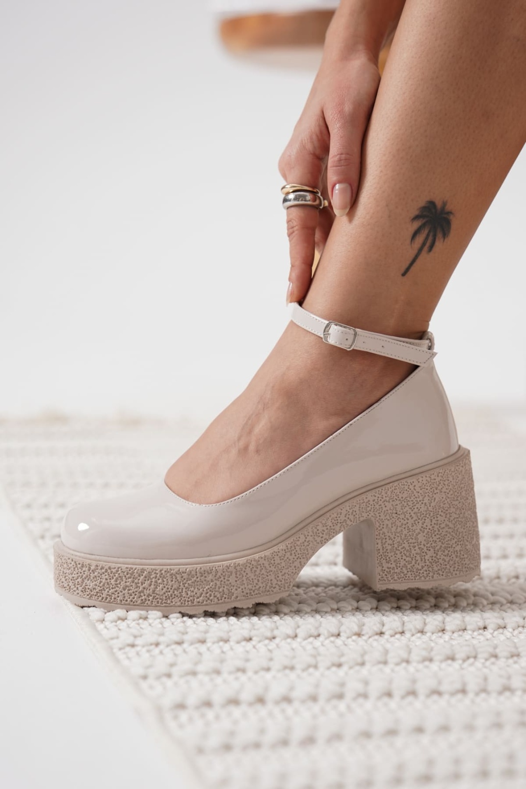 Kadın Bej Rugan Bilekten Baretli Günlük Ayakkabı TR06MS01B