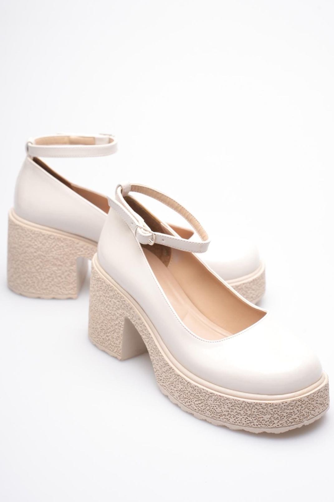 Kadın Bej Rugan Bilekten Baretli Günlük Ayakkabı TR06MS01B