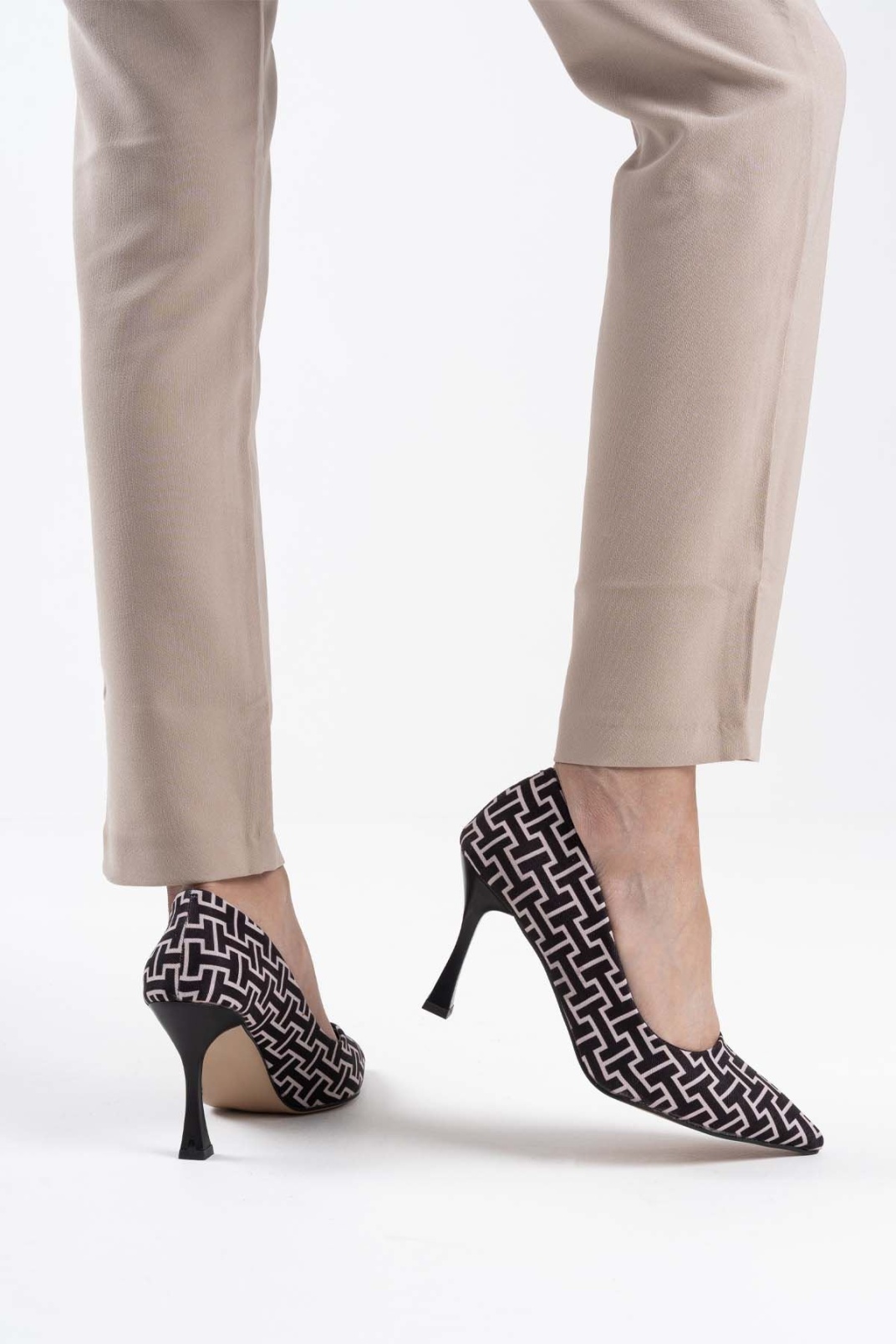 Kadın Siyah Desenli Stiletto TR08MS12A