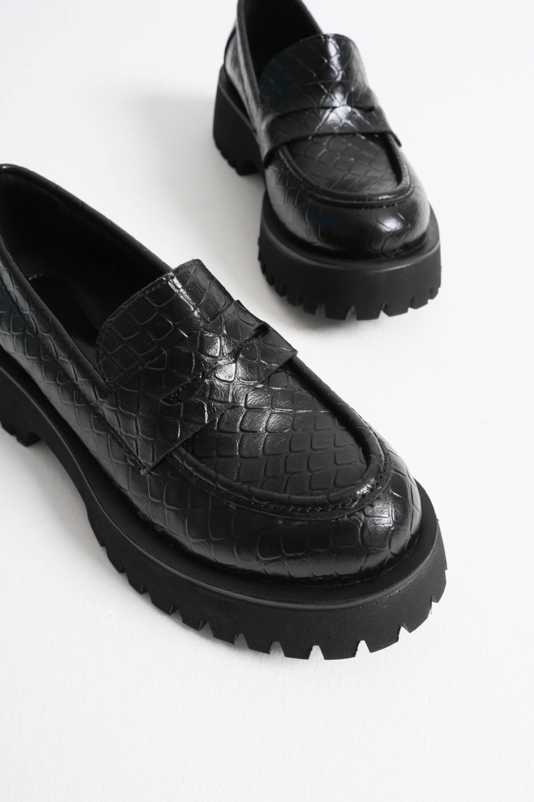 Kadın Günlük Siyah Kroko Loafer Ayakkabı TR10MS02G