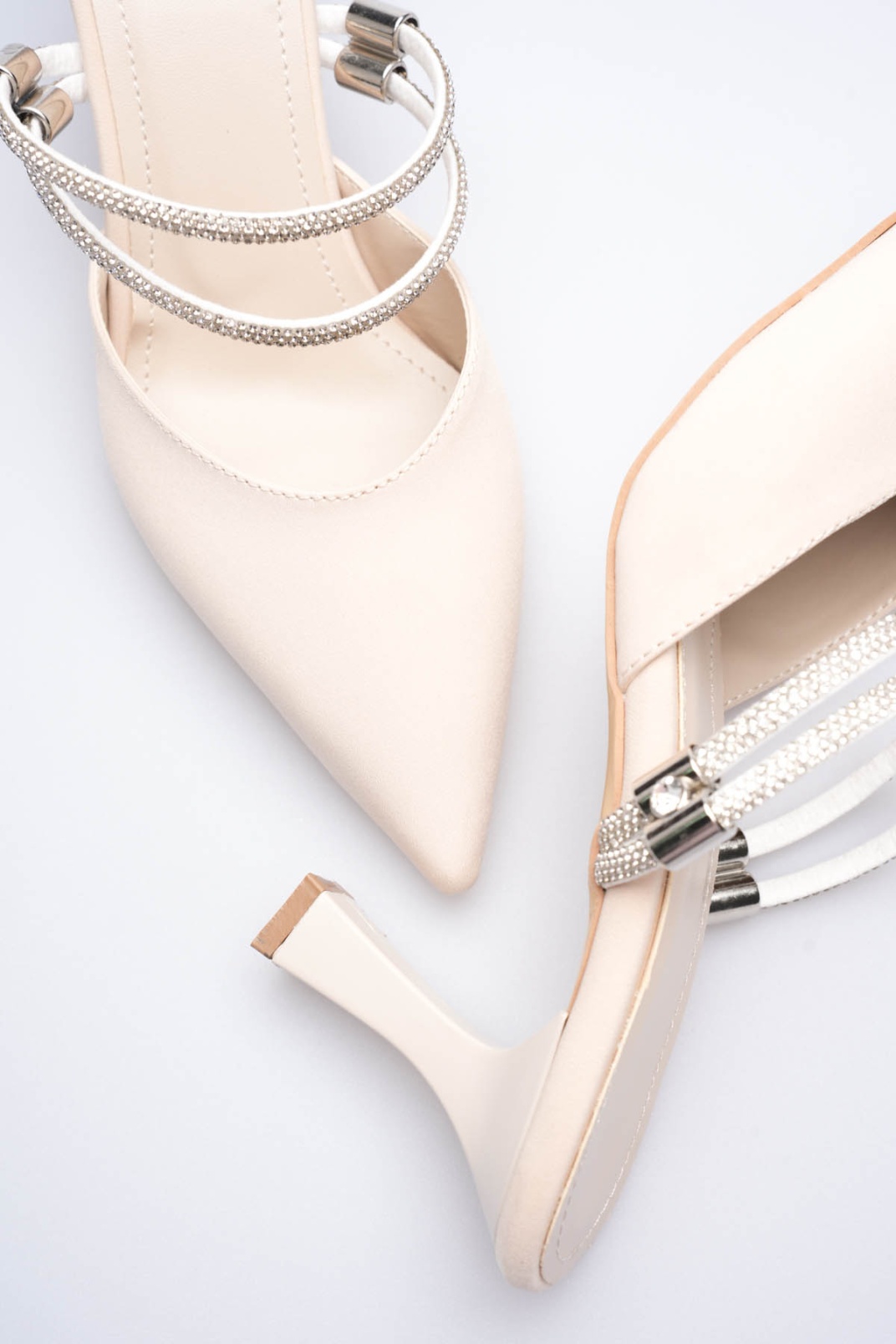 Kadın Taşlı Bej Saten Topuklu Ayakkabı TR12MS04B